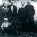 Nuotrauka su tėvais ir seneliais Kamarčagoje prieš išvykstant į Lietuvą